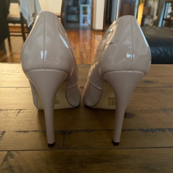 Nude patent leather pumps. Lightly Worn with some scuffs. Size 6.5 - Picture 2 of 4